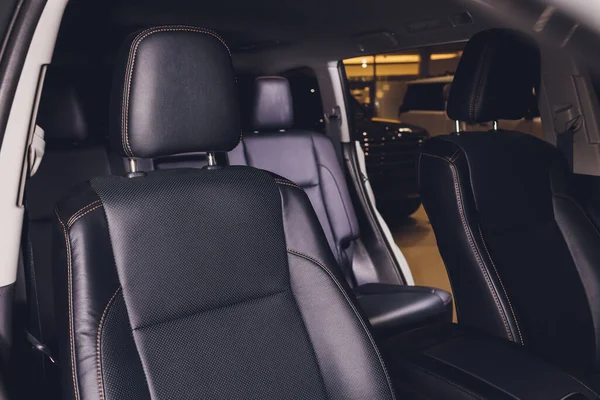 Černá kožená sedadla v kabině vozidla. — Stock fotografie