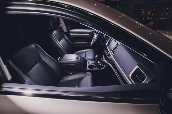 Assento de couro preto em uma cabine de carro . — Fotografia de Stock