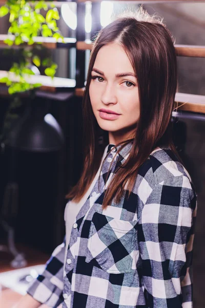 Retrato de arte de una chica hermosa. hermosa chica morena, retrato en luces nocturnas de la ciudad. Vogue retrato de estilo de moda de mujer bonita joven con pelo largo y rizado oscuro . — Foto de Stock