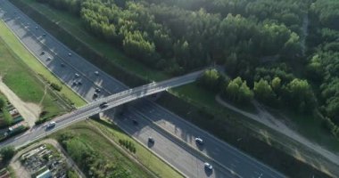 Otoyol ücreti havaalanı manzaralı trafik yolu..