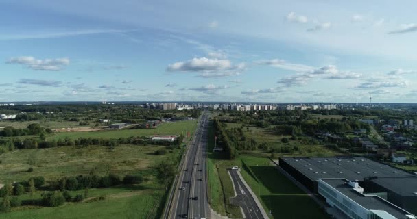 Traffico strada urbana con tassa autostradale porto vista aerea . — Video Stock