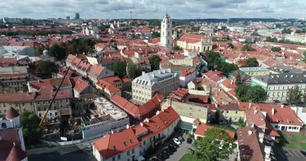 Vilnius cityscape em um belo dia de verão, Lituânia . — Vídeo de Stock