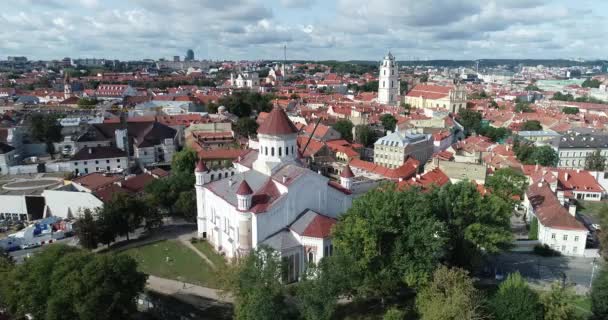 Vilnius cityscape em um belo dia de verão, Lituânia . — Vídeo de Stock