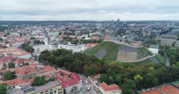 Paisaje urbano de Vilna en un hermoso día de verano, Lituania . — Vídeos de Stock