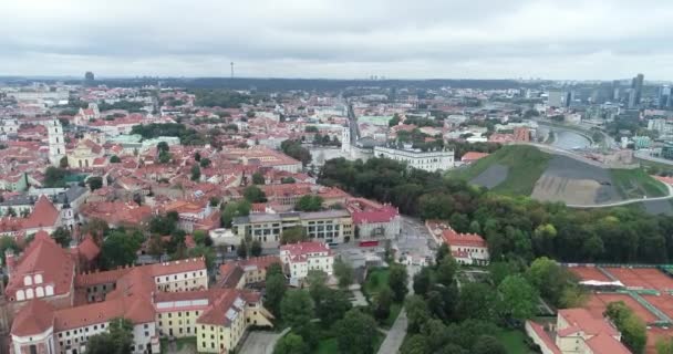 Panoráma města Vilnius v krásný letní den, Litva. — Stock video