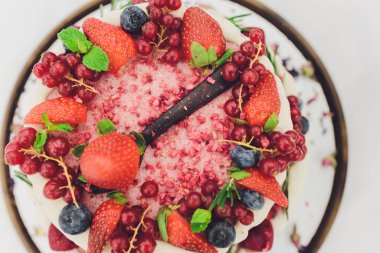 Beyaz masada nefis bir pasta. Yakın plan seçici odaklanma..