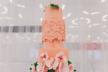 Beyaz masada nefis bir pasta. Yakın plan seçici odaklanma..