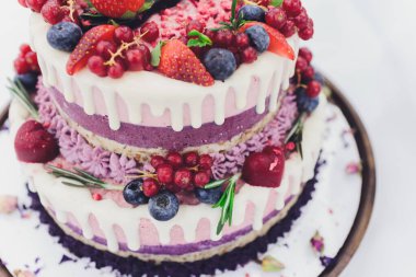 Beyaz masada nefis bir pasta. Yakın plan seçici odaklanma..