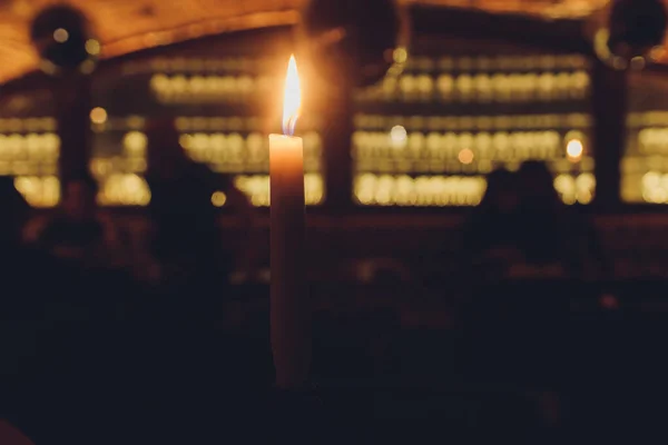 Ljus brinner i en restaurang på nära håll. — Stockfoto