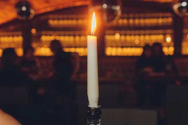 Kaarsen branden in een restaurant close-up. — Stockfoto