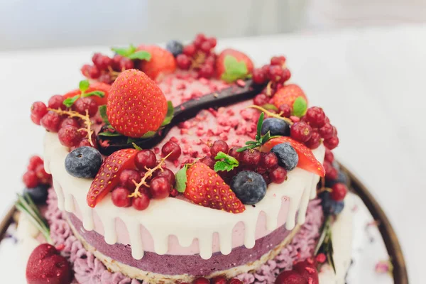 Köstlicher Kuchen auf weißem Tisch Nahaufnahme selektiver Fokus. — Stockfoto