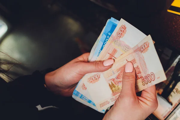 Female hands holding Russian banknotes of one thousand rubles. — Stock Photo, Image