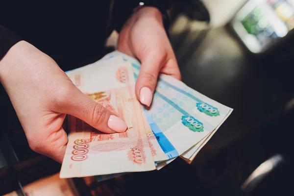 Руки женщины держат российские банкноты по тысяче рублей . — стоковое фото