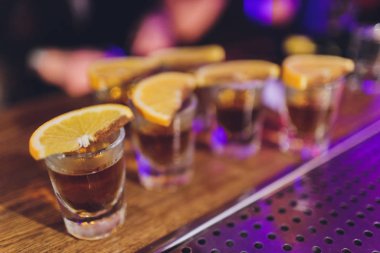 Kurutulmuş şekerlenmiş portakal, limon ve limon tekerlekleri da ham şeker ve metal kapak ile kasap blok kavanoz çevresinde düzenlenmiş içeriği ile büyük cam kap içinde.