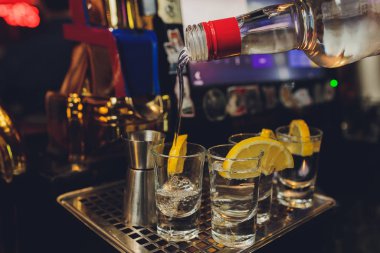 Meksika Altın Tekilası, kireç ve siyah zemin üzerine tuz ve kopyasal alan.