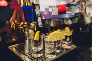 Meksika Altın Tekilası, kireç ve siyah zemin üzerine tuz ve kopyasal alan.