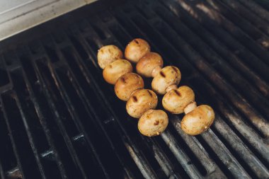 mantar Izgara restoranında yemek.