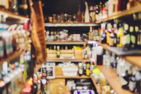 Primer plano de la estantería del vino. Las botellas yacen sobre la paja. Bodega. borrosa . — Foto de Stock