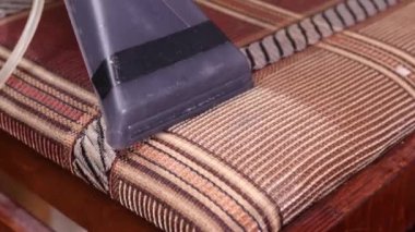 Profesyonel yöntemle kimyasal temizleme yapıyor. Döşeme mobilyaları. Erken bahar temizliği ya da düzenli temizlik.