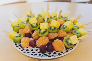 Füme somon, salatalık, vişneli domates ve mozarella ile servis edilen farklı kanepeler..