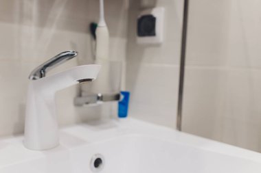 Banyoda modern duş başlığı ile banyo iç.