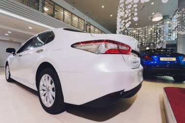 Ufa, Rusya, 15 Ocak 2020: Toyota Camry, yan görüş. Otoparktaki modern bir arabanın fotoğrafı..