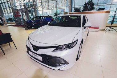 Ufa, Rusya, 15 Ocak 2020: Toyota Camry, yan görüş. Otoparktaki modern bir arabanın fotoğrafı..