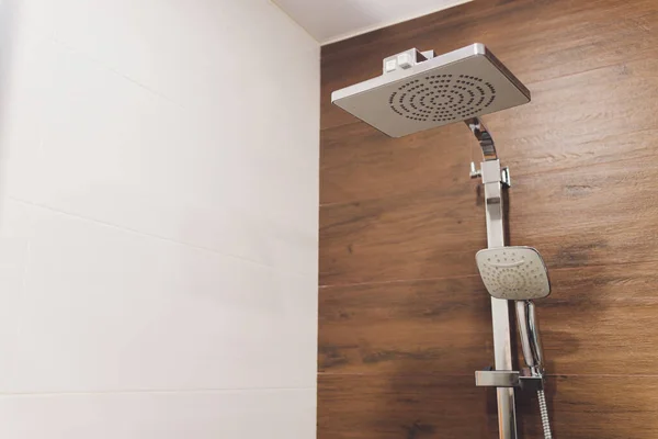 Interiör av badrum med moderna duschmunstycke i badrum. — Stockfoto