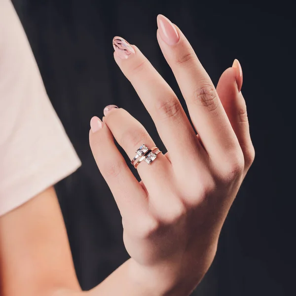 Detailní záběr rukou ženy ukazující prsten s diamantem. Je zasnoubená. — Stock fotografie