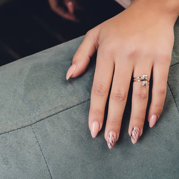 Közelről mutatja a gyémánt gyűrű nő kezében. Részt vesz. — Stock Fotó