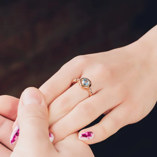 Nahaufnahme der Hände einer Frau, die den Ring mit Diamanten zeigt. Sie ist verlobt. — Stockfoto