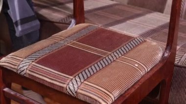 Profesyonel yöntemle kimyasal temizleme yapıyor. Döşeme mobilyaları. Erken bahar temizliği ya da düzenli temizlik.