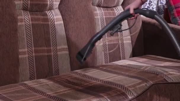 Sofa kémiai tisztítás professzionális extrakciós módszerrel. Kárpitozott bútorok. Korai tavaszi takarítás vagy rendszeres takarítás. — Stock videók