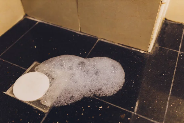 Abstract bubbles white foam of washing powder on grey floor.bubbles soap cleaning floor. — Stock Photo, Image