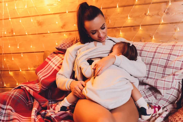 아름 다운 엄마 모유의 집에서 소파에 앉아있는 동안 그녀의 신생아. — 스톡 사진