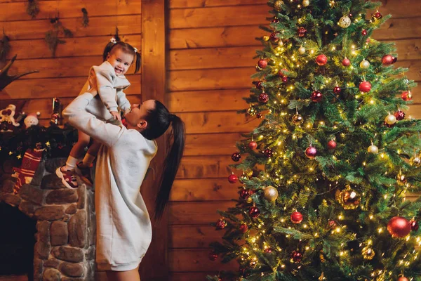 Wesołych Świąt i szczęśliwego wakacje wesoły Mama i jej dziewczyna Ładna Córka wymiany darów. Rodzic i dziecko trochę zabawy w pobliżu choinki pomieszczeniu. Kochającą rodzinę z prezentuje w pokoju. — Zdjęcie stockowe