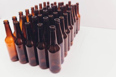 close-up bira şişeleri, beyaz zemin üzerine izole ortada bir odaklanma.