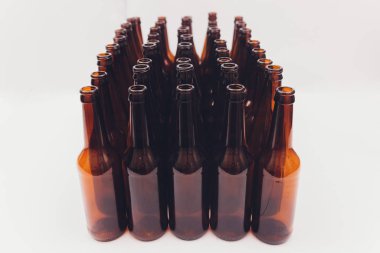 close-up bira şişeleri, beyaz zemin üzerine izole ortada bir odaklanma.