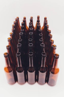 close-up bira şişeleri, beyaz zemin üzerine izole ortada bir odaklanma.