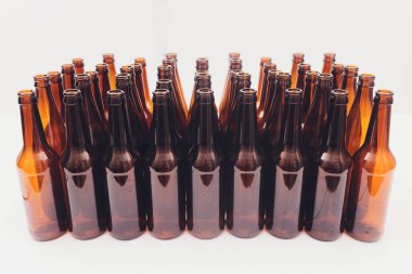 close-up bira şişeleri, beyaz zemin üzerine izole ortada bir odaklanma.