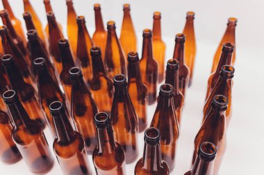close-up bira şişeleri, beyaz zemin üzerine izole ortada bir odaklanma.