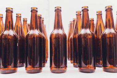 close-up bira şişeleri, beyaz zemin üzerine izole ortada bir odaklanma.