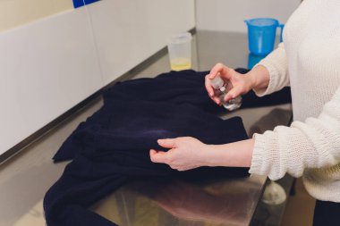 Kürk fırçasını temizleme sürecinde çamaşırcı.