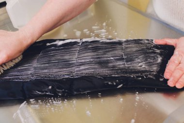 Kürk fırçasını temizleme sürecinde çamaşırcı.