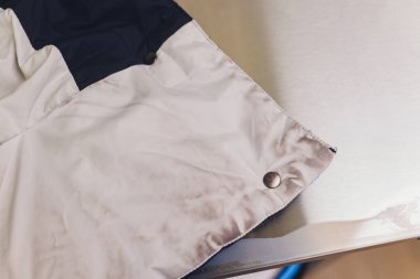 Kürk fırçasını temizleme sürecinde çamaşırcı.