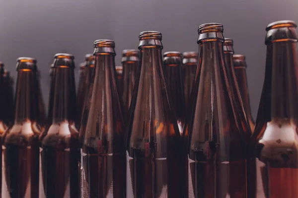 Крупним планом пляшки пива, фокус на середині . — стокове фото