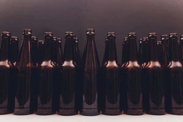 Крупним планом пляшки пива, фокус на середині . — стокове фото