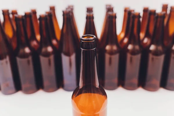 Крупним планом пляшки пива, фокус на середині, ізольовані на білому тлі . — стокове фото