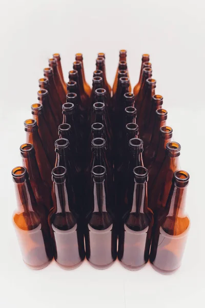Primer plano de las botellas de cerveza, se centran en una central, aislado sobre fondo blanco . —  Fotos de Stock