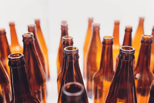 Primo piano delle bottiglie di birra, concentrarsi su quella centrale, isolato su sfondo bianco . — Foto Stock
